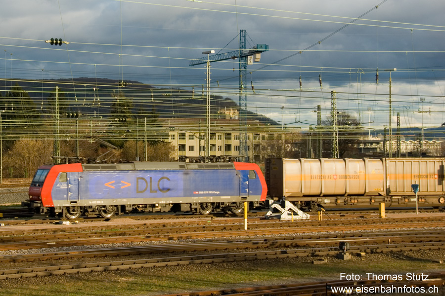 Re 482 "DLC"
Eine der beiden an DLC vermieteten Re 482 mit entsprechender Seitenbeschriftung (aber noch knapp sichtbarem "Cargo"-Schriftzug).
