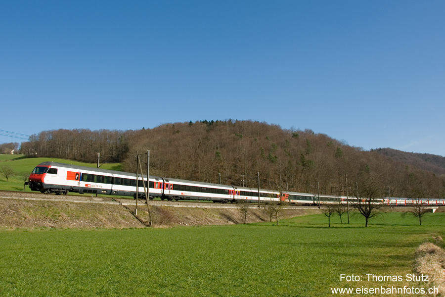 IC-Dosto mit 2 Modulen
Gleich 2 Module (ein 3- und 4-teiliges) führt dieser IC/IR Chur - Zürich HB - Aarau - Basel SBB.
Für die Reisenden nach Sissach gilt es da, rechtzeitig einen Wagen aufzusuchen, der am Perron zu stehen kommt.
