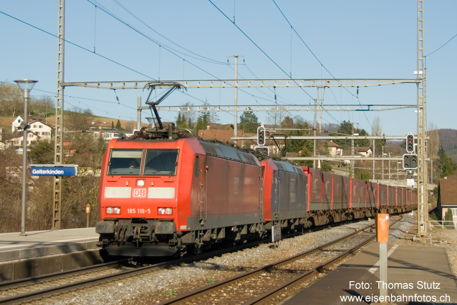  Crossrail-Zug
Wieder einmal das Motto: DB-Lok + SBB-Lok (an RAG vermietet) = Crossrail-Zug.
