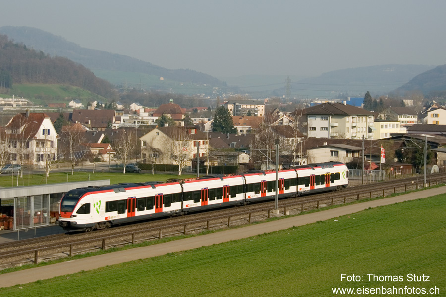 verspätete S3
Mit knapp 20 Minuten Verspätung und nur einem statt zwei FLIRT nähert sich eine S3 mit langsamer Geschwindigkeit dem Bahnhof Lausen. Da die S3 sich nun unmittelbar vor 3 IC befindet, dürfte eine Einfahrt ins Gleis 1 erfolgen. Dieses Gleis darf nach einer Anpassung der Fahrdienstvorschriften seit einiger Zeit nur noch mit vmax 20 km/h befahren werden.
