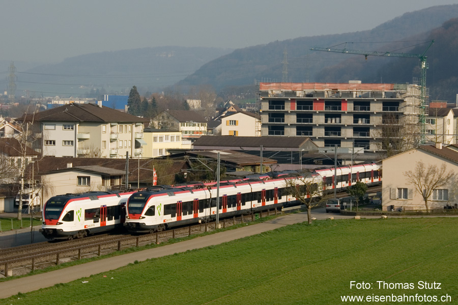 FLIRT-Begegnung
Auch die nächste S3 Richtung Olten nähert sich mit langsamer Geschwindigkeit dem Bahnhof Lausen. Grund ist diesmal allerdings die verspätete S3 vom letzten Foto, die infolge der Verspätung in Lausen gewendet wurde und nun leer nach Basel zurück fährt.
