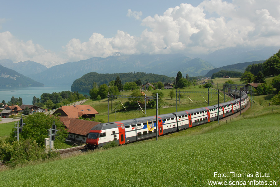 IC-Dosto mit Familienwagen
