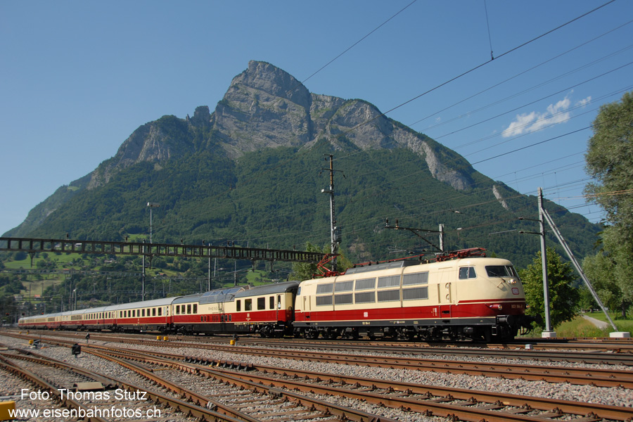 BR 103 in Sargans
Seit kurzem besitzt die 103 184-8 eine Zulassung für die Schweiz, so dass die TEE-Sonderfahrten auch in der Schweiz mit einer farblich passenden Lok verkehren können.
