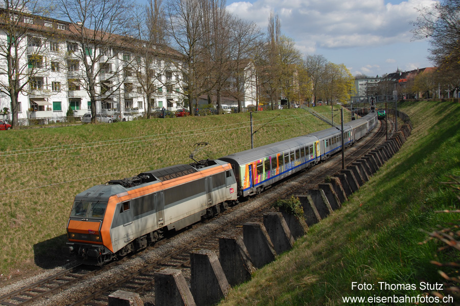 TER 200 mit "Alsace"-Wagen und Güterzug in Parallelfahrt
