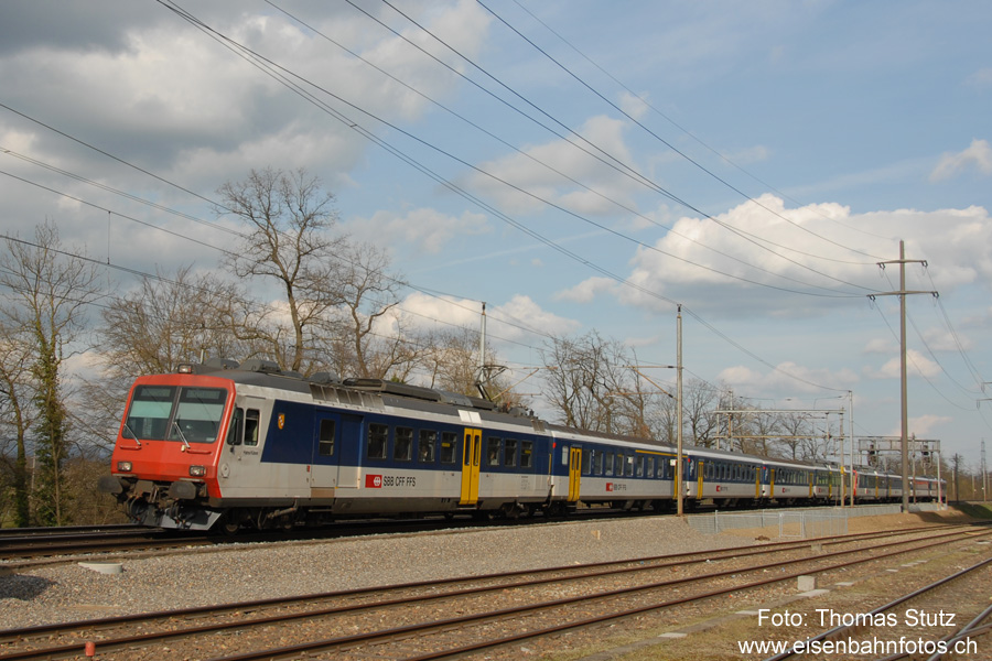 Doppel-NPZ
Seit Dezember 2007 werden einzelne Züge der S1 am Morgen und Abend mit einem zweiten, vierteiligen NPZ verstärkt.
Gegenüber der bisherigen Variante (Verstärkungsmodul) bietet dies noch mehr Platz und durch den Einsatz
des zweiten Triebwagens eine bessere Beschleunigung und somit bessere Pünktlichkeit.
Der vorausfahrende, langsame Güterzug hat trotzdem zu einer Verspätung von 7 Minuten geführt.
Der RBDe an der Spitze trägt übrigens den Namen "Hans Käser".

