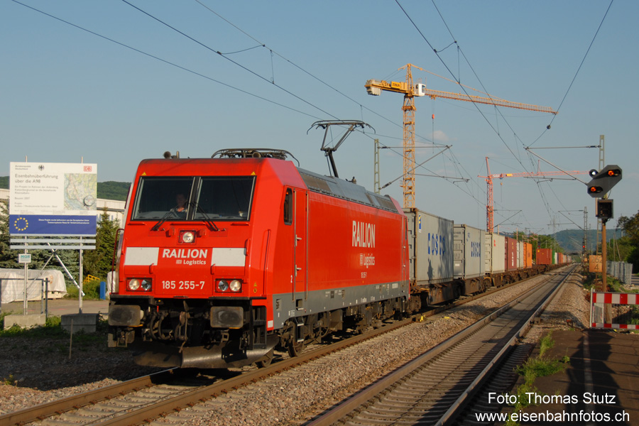 BR 185.2
Im Hintergrund sind die Bauarbeiten für den Anschluss des Katzenbergtunnels an die Rheintalbahn zu sehen.
