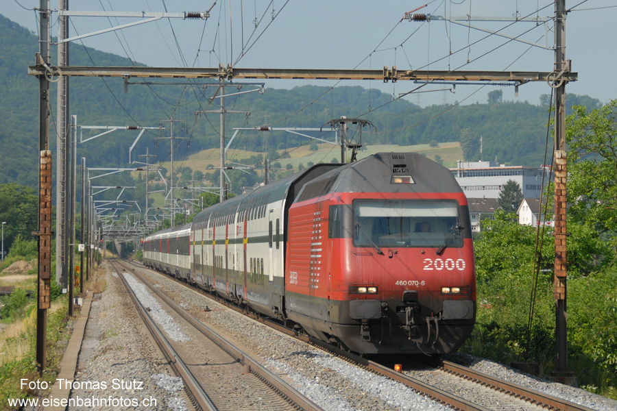 Flugzug
Der gemischte (doppelstöckig/einstöckig) Flugzug, fotografiert vom Perronende der prov. in Betrieb genommenen Haltestelle Salina Raurica.
