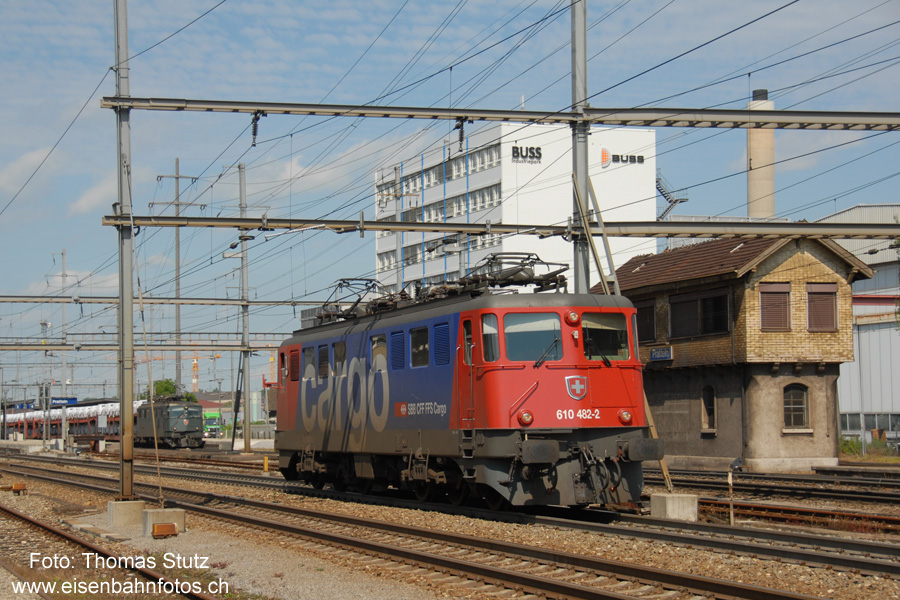 2 x Ae 6/6
Während im Vordergrund eine Ae 6/6 im Cargo-Anstrich Richtung Frenkendorf fährt,
zieht im Hintergrund eine grüne Ae 6/6 einen Autozug über den Bözberg nach Lupfig.

