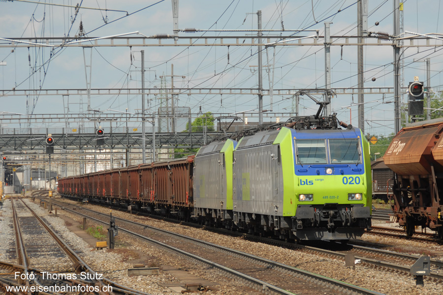 schwerer Tonerdezug
2 Re 485 ziehen einen über 3000 to schweren Tonerdezug durch den Bahnhof Pratteln.
