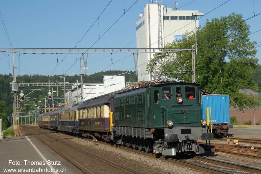 Ae 4/7 mit Rheingold
In Basel Bad Bf wurde die Re 4/4 I der Centralbahn durch die Ae 4/7 des Vereins Mikado 1244 abgelöst.

