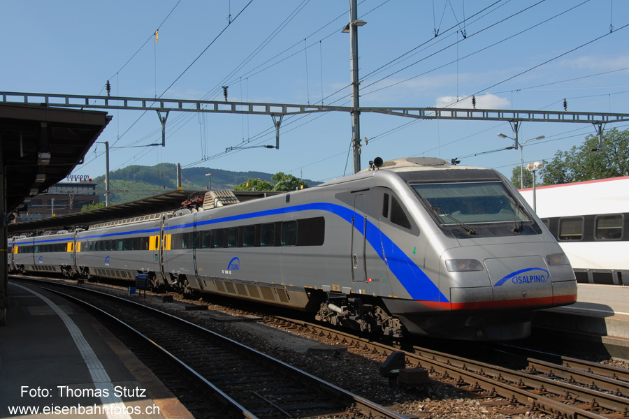 neues Design für Cisalpino
Vor einigen Wochen hat der ETR 470.004 als erster Zug ein neues Design erhalten, farblich angepasst an die EC-Wagen und den CIS 2.
