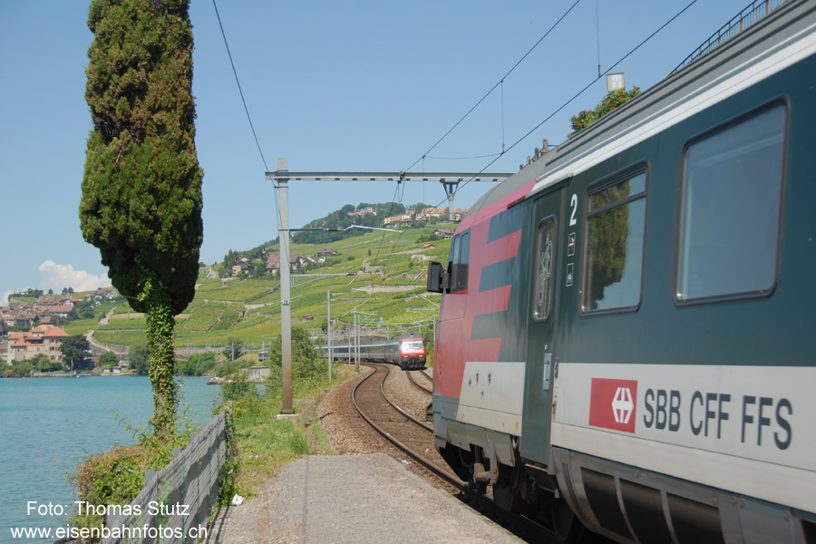 Begegnung EC - IR
Eigentlich war es ja das Ziel, den EC zu fotografieren.
Da sich aus der Gegenrichtung aber ein IR nähert, gibts daraus ein Foto mit beiden Zügen.
