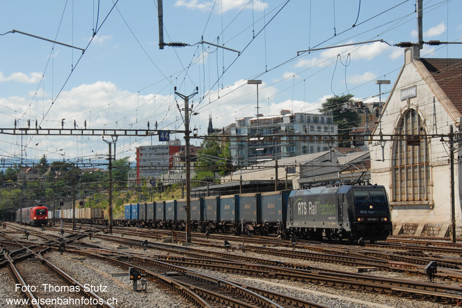 Rückkehr RTS-Zug
Nach dem Befahren einer Kehrschleife in Lausanne Triage fährt der RTS-Zug 25 Minuten später wieder durch Lausanne,
diesmal Richtung Bern. Für eine direkte Fahrt ab Vevey nach Puidoux-Chexbres dürfte der Zug wohl zu schwer sein.
