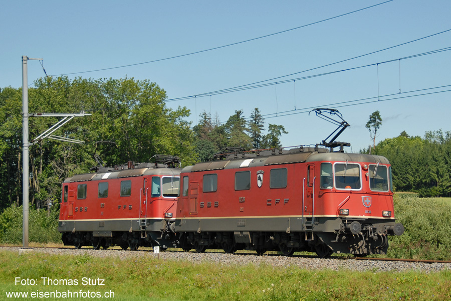 Doppeltraktion Re 4/4 II
Der Oelzug ist inzwischen im Tanklager eingetroffen und die beiden Re 4/4 fahren nach Weinfelden, um den Rest des Zuges zu holen.
