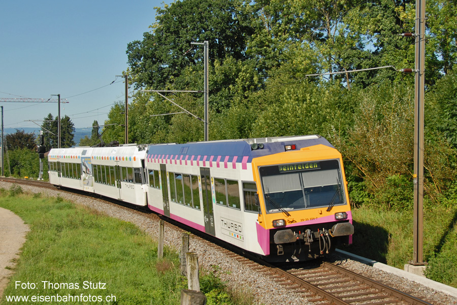 GTW mit Steuerwagen
Ein GTW der ersten Serie mit einem zusätzlichen Steuerwagen kurz nach dem Bahnhof Lengwil.
