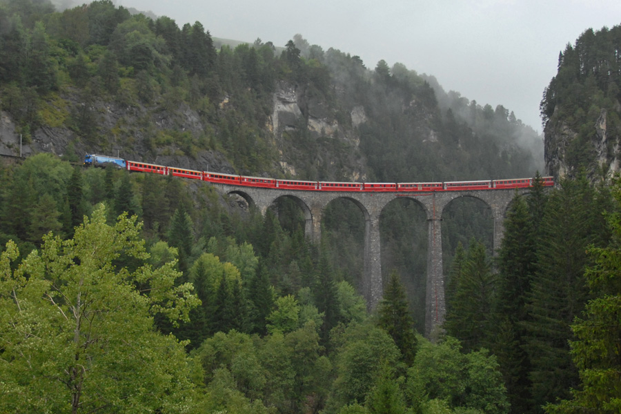 verstärkter RE nach Chur
Mit Verstärkungswagen aller Art wurden die regulären RE Chur - St. Moritz verlängert.
