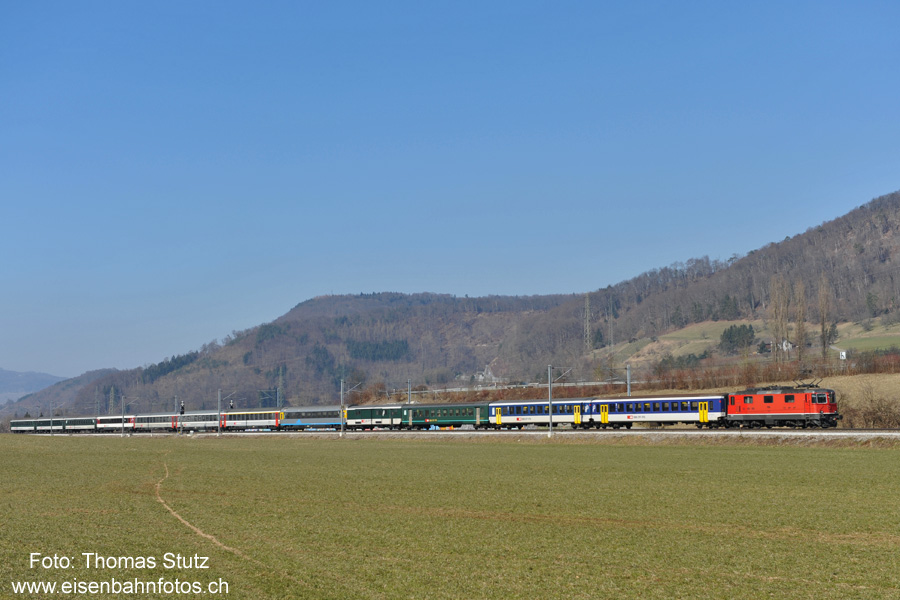 bunt, bunter, InterRegio ...
Seit dem Fahrplanwechsel im Dezember sind die IR Basel - Aarau - Zürich sehr interessante Fotoobjekte mit einer kaum zu überbietenden Farbenvielfalt, insbesondere wenn die Züge noch mit Verstärkungswagen ergänzt werden.
