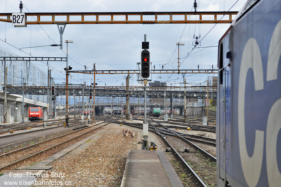 internationales Güterzugslok-Treffen
Während die Re 482 von SBB Cargo auf die Abfahrt Richtung Deutschland wartet, fährt links eine BR 185 von Railion via "Posttunnel" Richtung Basel GB - Basel RB und eine BB 37000 von SNCF Fret fährt von Basel RB her kommend Richtung Frankreich.
