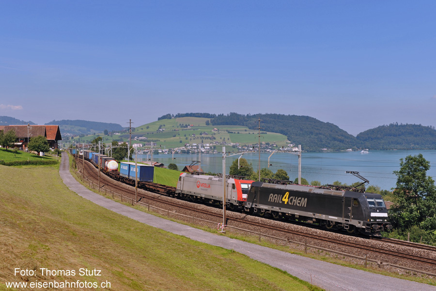 R4C 185 + Veolia Re 484
Der R4C-Zug 40027 verkehrt Richtung Süden ebenfalls verspätet, da er in Rotkreuz auf die Re 484 des Gegenzuges warten musste.
