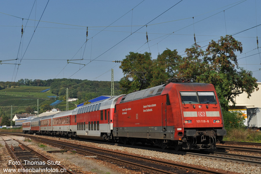 Nachtzug in der Mittagssonne
Der CNL aus Kopenhagen erreicht Basel Bad Bf schon planmässig erst gegen 10.30 Uhr,
an diesem Tag wird er dort aber erst nach 13 Uhr eintreffen.
