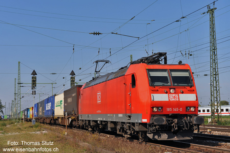 DB 185 mit Containerzug
