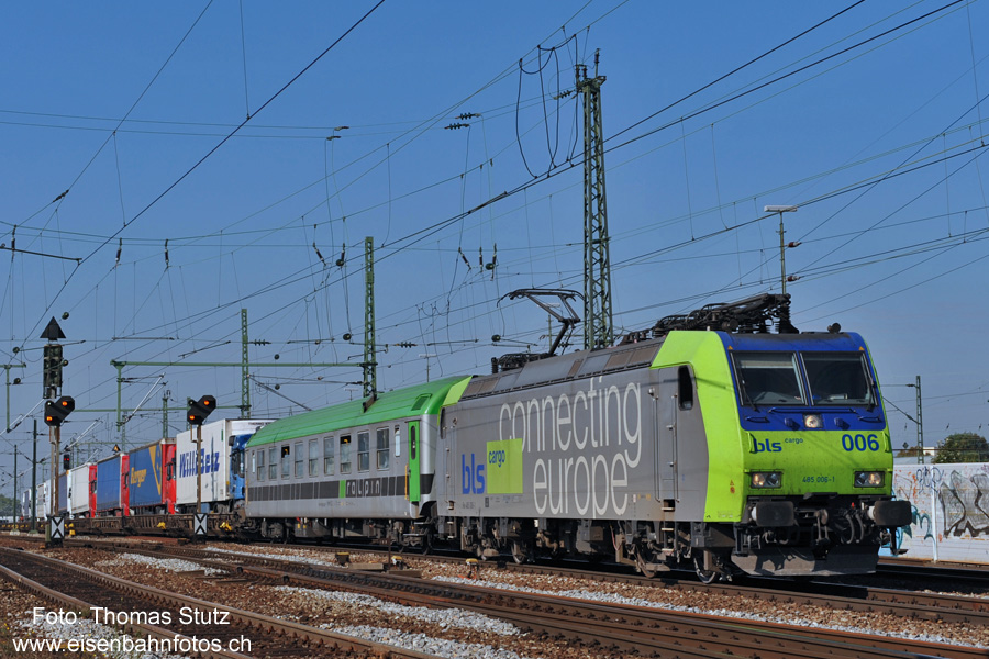 RoLa mit grüner Lok und grünem Begleitwagen
