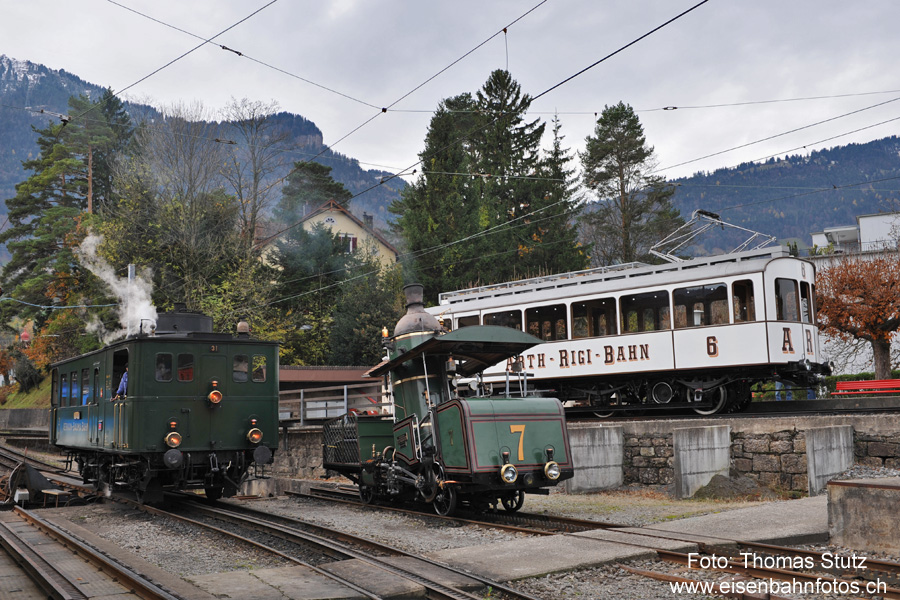 3 historische Fahrzeuge
