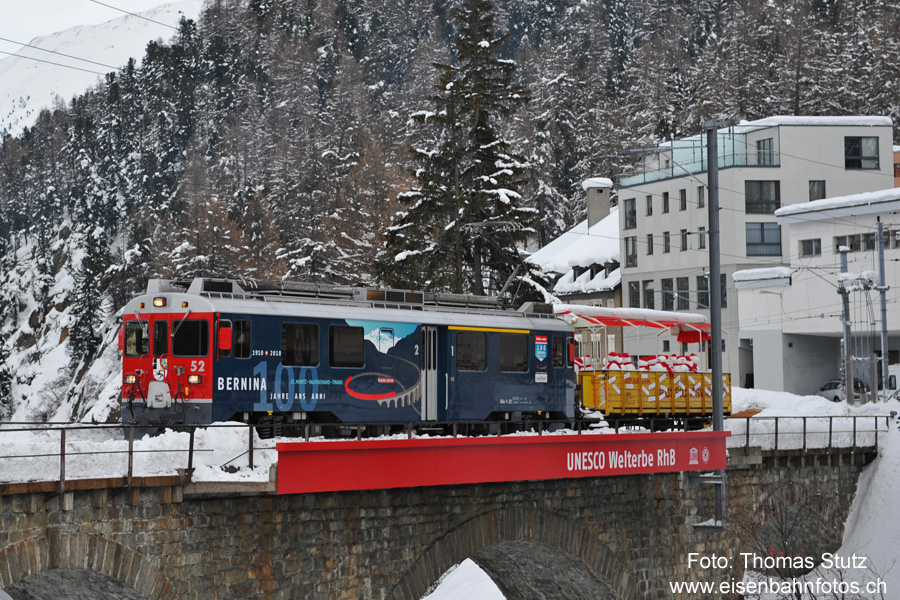 Triebwagen ABe 4/4 III "Bernina"
Neben einer Ge 4/4 II trägt auch ein Bernina-Triebwagen den Jubiläumsanstrich. Im angehängten Aussichtswagen befinden sich die 22 Schneemänner (stellvertretend für jeden Bahnhof bzw. jede Haltestelle an der Berninalinie).
