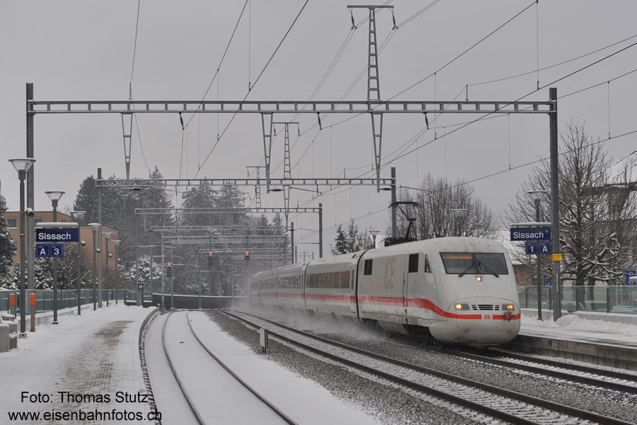 weisser Zug im Schnee
