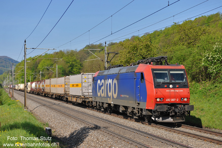 Re 482 mit Containerzug
