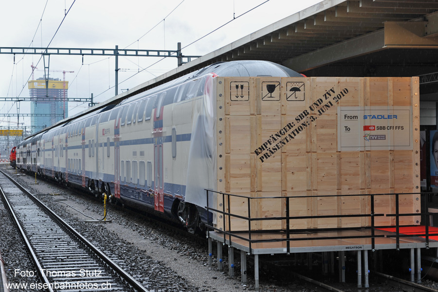 "Verpackung" für den neuen Zug

