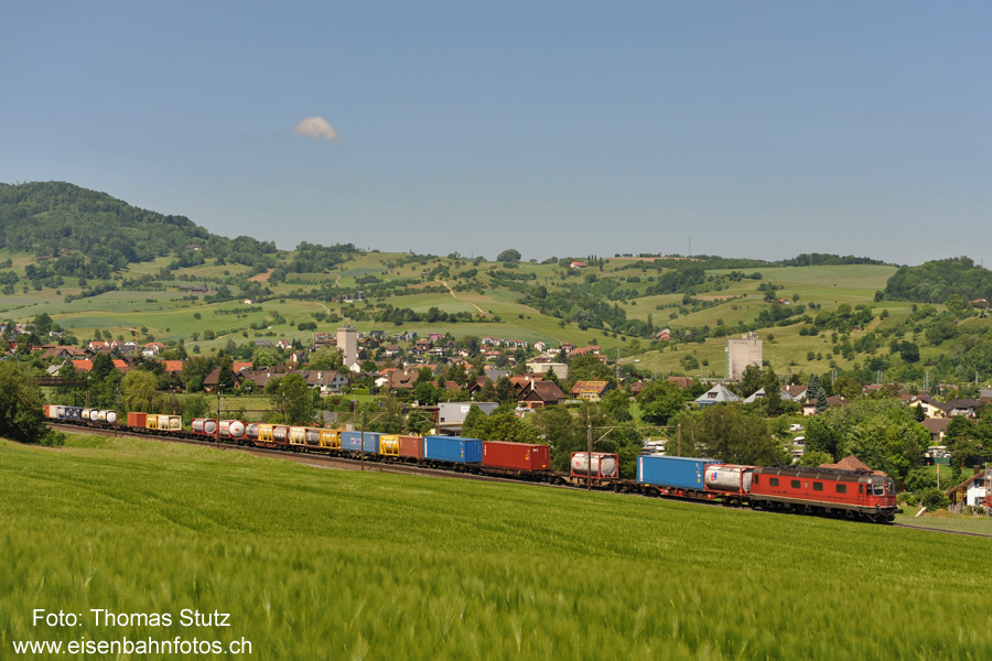 Re 6/6 mit Containerzug

