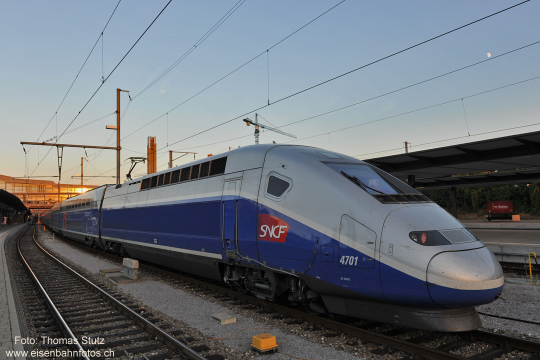 TGV mit Passerelle (und Mond)
