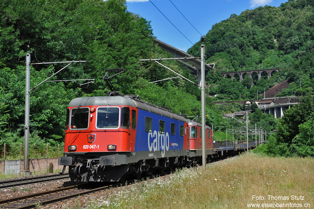 Re 10/10 mit leeren Flachwagen
