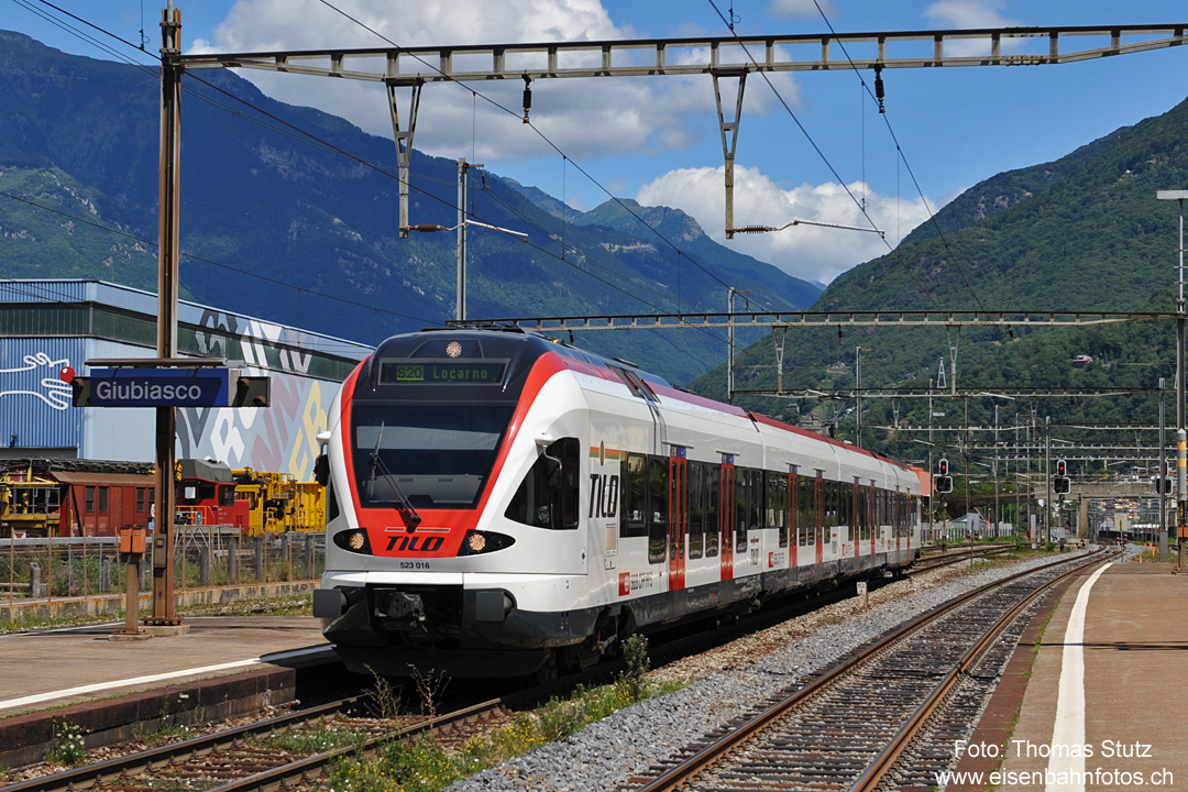 "Lausanner" TILO-FLIRT
Als "Ersatz" für die auf der Strecke Genève - La Plaine eingesetzen RABe 524 sind "Lausanner" RABe 523 (mit TILO-Anstrich) im Tessin unterwegs.
