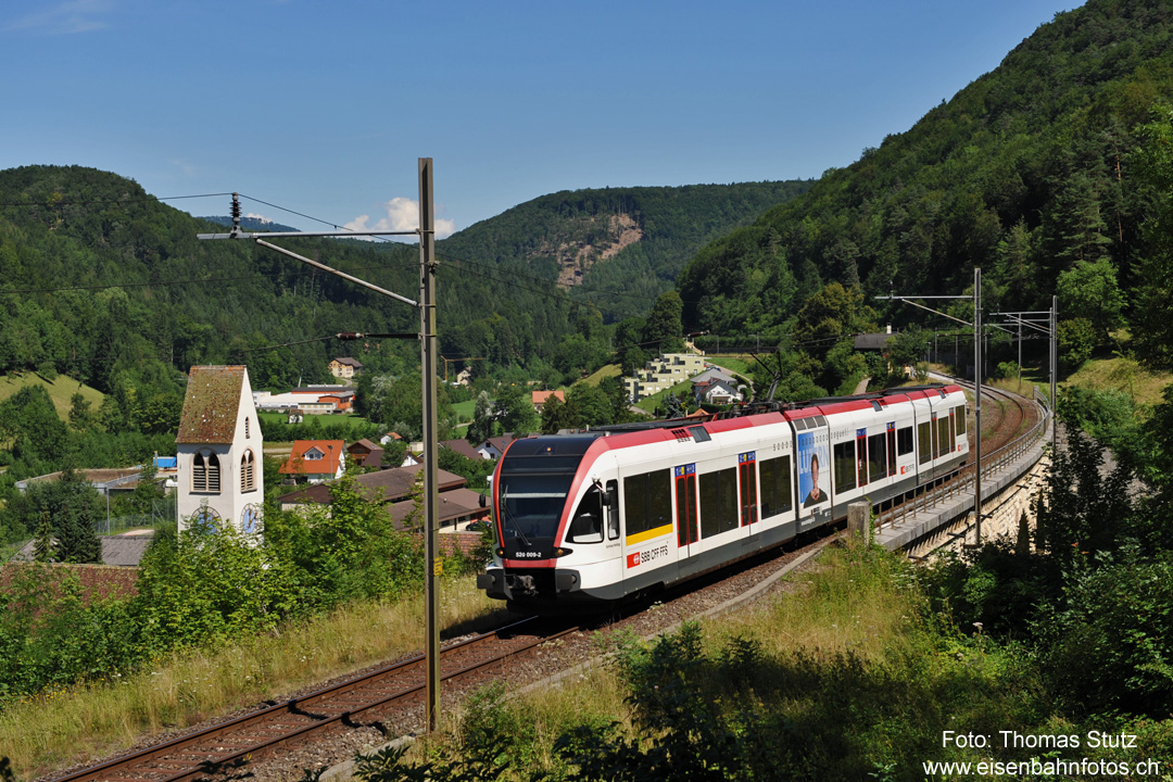 RABe 520 in Rümlingen
Nachdem die alte Hauensteinlinie im Juli für den Umbau der Perronanlagen der Haltestellen gesperrt war, verkehren die Züge seit dem 31. Juli wieder. Alle Haltestellen sind nun mit erhöhten Perrons (55cm) ausgerüstet. In den ersten Tagen nach dem Umbau verkehrt allerdings ein RABe 520, der für tiefere Perronhöhen ausgelegt ist.
