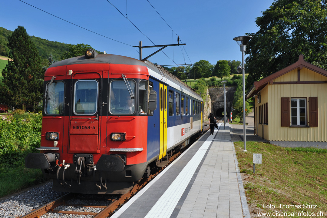 Buckten
Mit der Perronerhöhung im Juli wurden auch die Wartehäuschen auf den Haltestellen renoviert.
