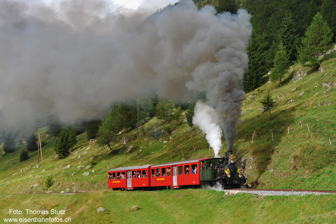 Dampfzug kurz nach Oberwald
Der zweite fahrplanmässige Dampfzug ab Oberwald mit der kohlegefeuerten Dampflok "Weisshorn" kurz nach dem Verlassen des Bahnhofs.
