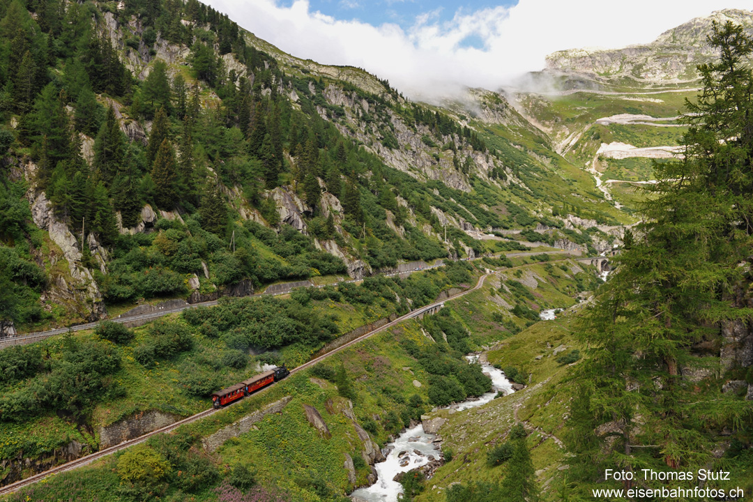 unterwegs nach Gletsch
Die ölgefeuerte Dampflok "Breithorn" fährt entlang der Rhone (bzw. Rotten) Richtung Gletsch.
