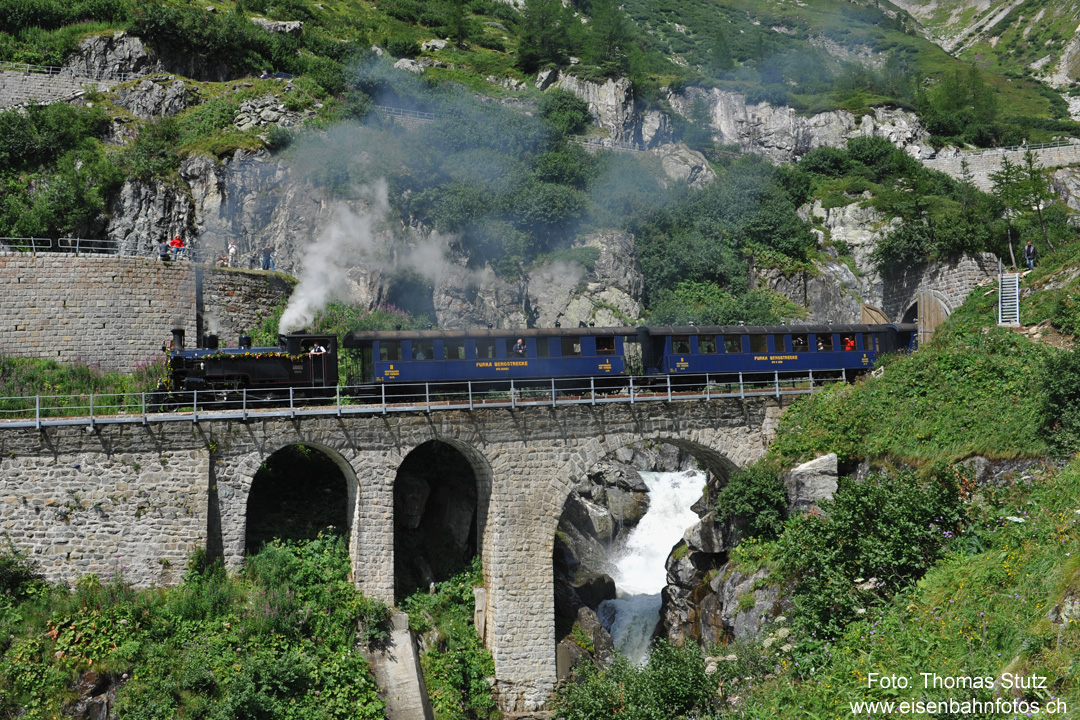 Dampfzug Realp - Oberwald
Der erste fahrplanmässige durchgehende Zug Realp - Oberwald überquert nach dem Verlassen des Kehrtunnels den Rottenviadukt.
