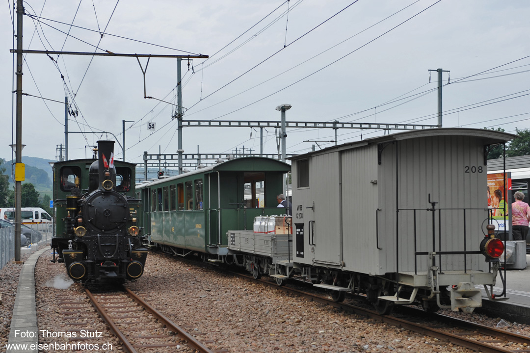 nach Ankunft in Liestal
In Liestal galt es dann den Zug für die Rückfahrt wieder zu formieren. Neben dem Umfahren durch die Lok
waren die beiden Güterwagen an den Zugschluss umzustellen und gleichzeitig auch noch umzureihen.
