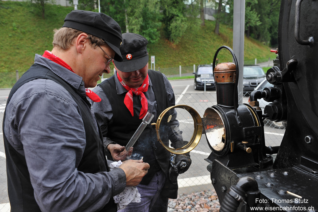 anzünden der Lampen
Natürlich musste für die Rückfahrt auch noch die korrekte Stirnbeleuchtung der Lok hergestellt werden.
