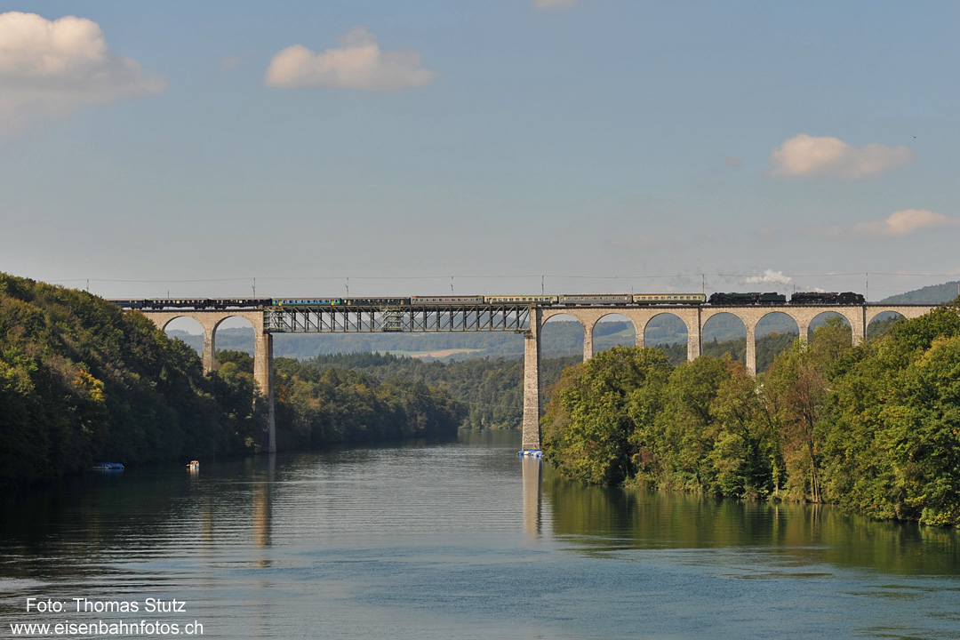 Rheinbrücke Eglisau
In Bülach gab es eine Spitzkehre und die beiden Dampfloks fahren nun rückwärts über die Rheinbrücke Richtung Schaffhausen.
