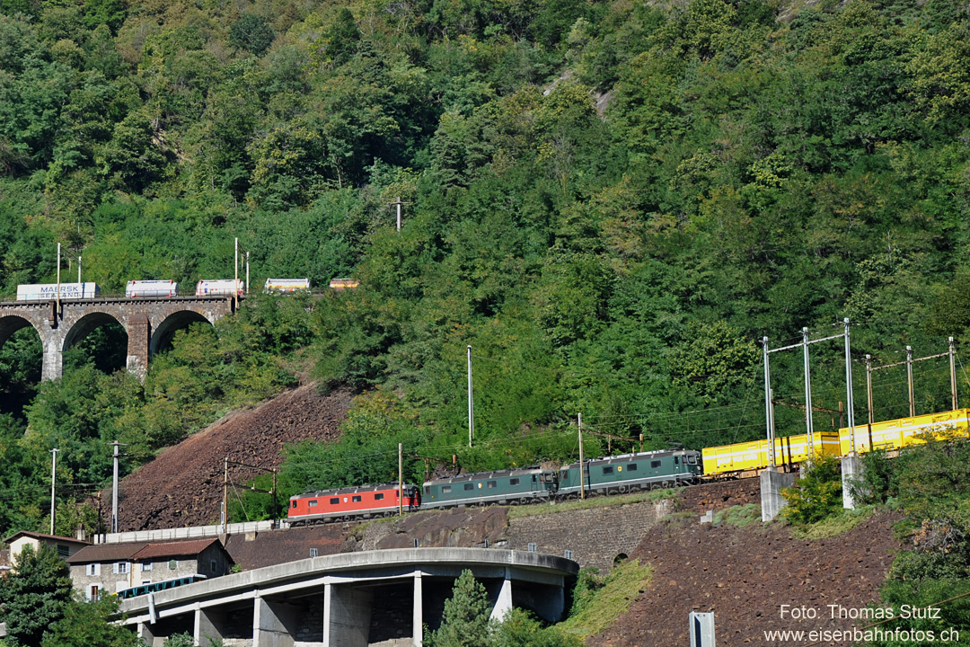 Postzug mit 3 Re 6/6
Bei diesem Zug sind zwar 3 Re 6/6 die Standard-Bespannung. Diesmal sind aber gleich 2 grüne Loks mit (hier zwar kaum sichtbaren) runden Lampen dabei.
