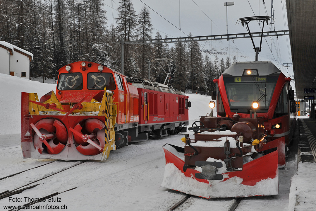 Winterbetrieb
Während die Schneeschleuder ins Depot fährt, wartet der nächste Regionalzug mit einem Spurpflug an der Spitze auf die Abfahrt.
