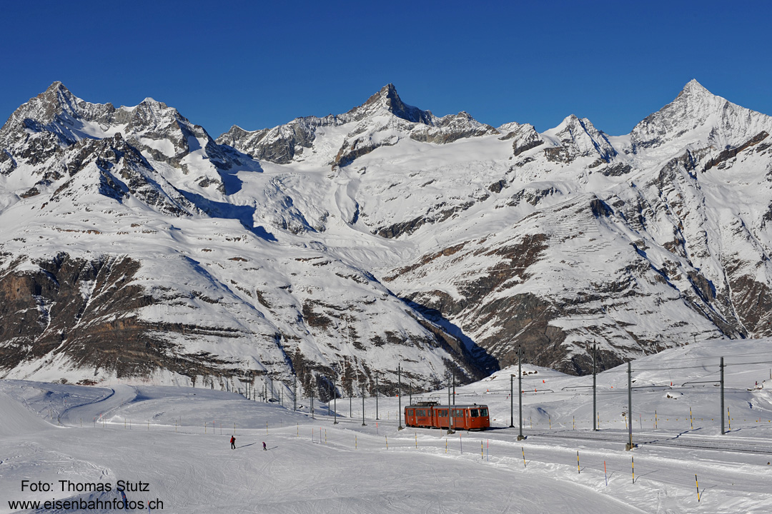 Gornergrat-Bahn mit Bergkulisse

