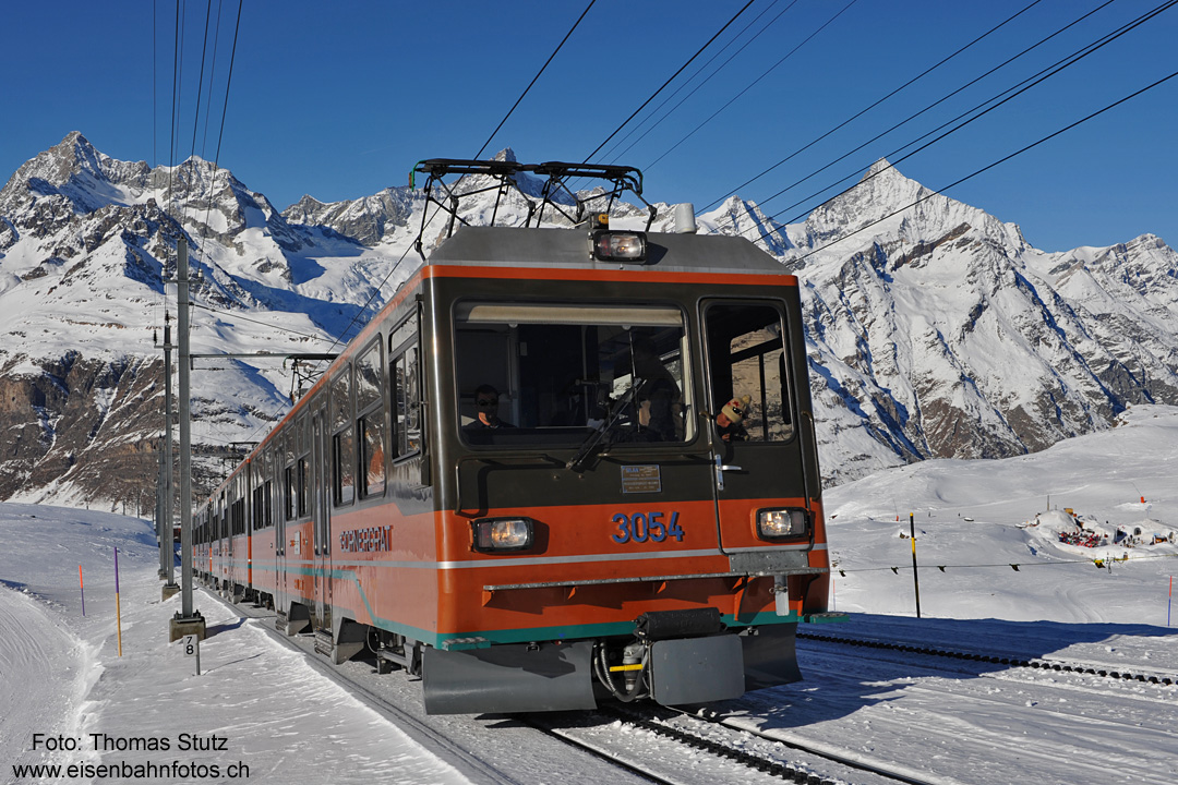 Bhe 4/8 3054
In den 90-er Jahren wurden 4 Triebwagen Bhe 4/8 in Betrieb genommen.
Zusammen mit den Bhe 4/6 fahren sie das Grundangebot Zermatt - Gornergrat (tagsüber 24-Minuten-Takt).
