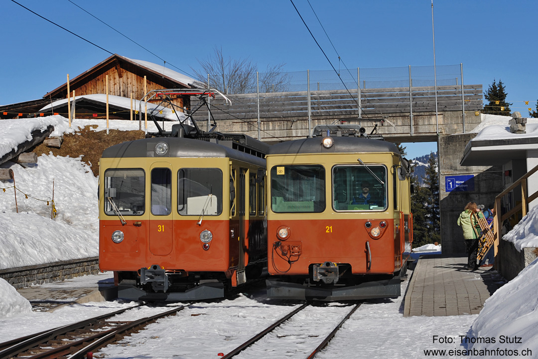 Kreuzung in Winteregg
Kreuzung zweier Züge der Mürrenbahn in der einzigen Zwischenstation Winteregg. Links der nach dem Umbau
im Dezember in Betrieb genommenen Triebwagen ex-ASm ("Bipperlisi"), rechts einer der 3 bisher im Einsatz stehenden Triebwagen.
