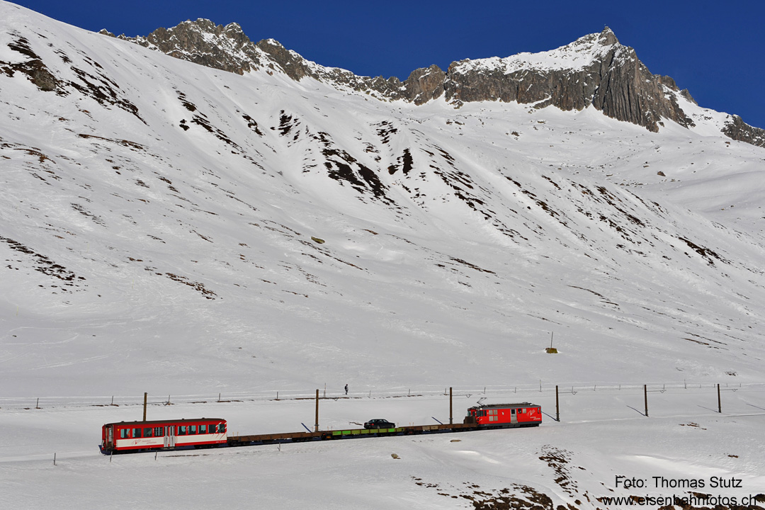 Autoverlad Andermatt - Sedrun
Da die Passstrasse im Winter geschlossen ist (bzw. als Winterwanderweg, Schlittelbahn oder Skipiste dient), verkehren spezielle Züge für den Autoverlad.
Ich konnte an diesem Tag allerdings keinen Zug sehen, auf dem mehr als ein Auto transportiert wurde.
