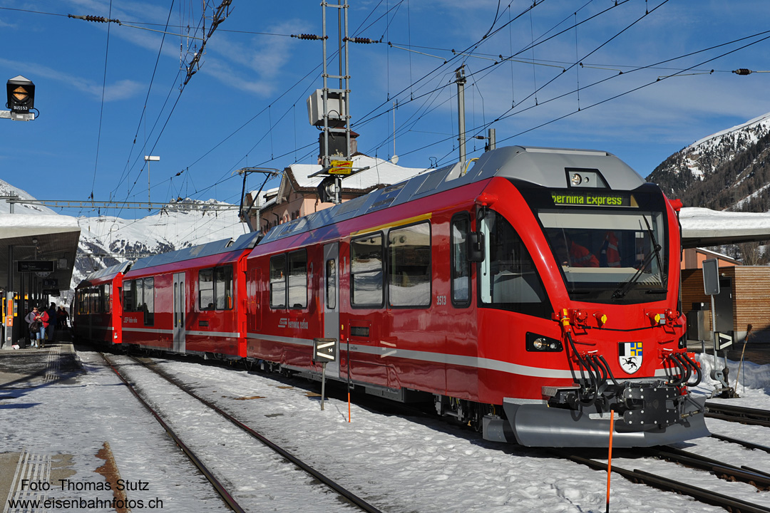Allegra 3513 in Pontresina
Der Bernina-Express aus Chur trifft in Pontresina auf Gleis 2 ein. An der Spitze (vor der Ge 4/4 III)
wird der Allegra 3513 überführt, der an diesem Tag seine Abnahmefahrt absolviert.
